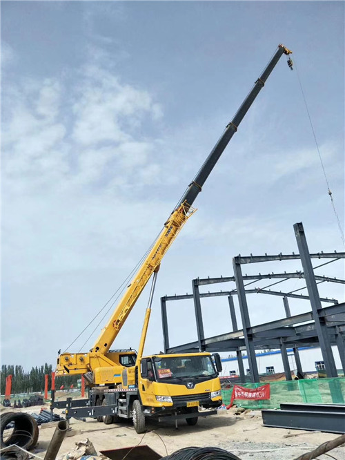 芒市超高层建筑钢结构吊装案例